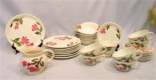 VINTAGE SET OF 30 PIECES OF 1940S CONTINENTAL KILNS ROSE/GREEN ARBOR CREAM DISH